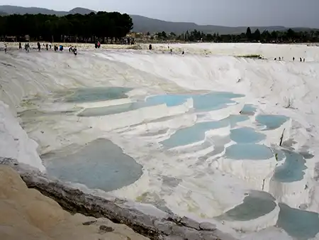 トルコ-デニズリ-パムッカレの石灰棚